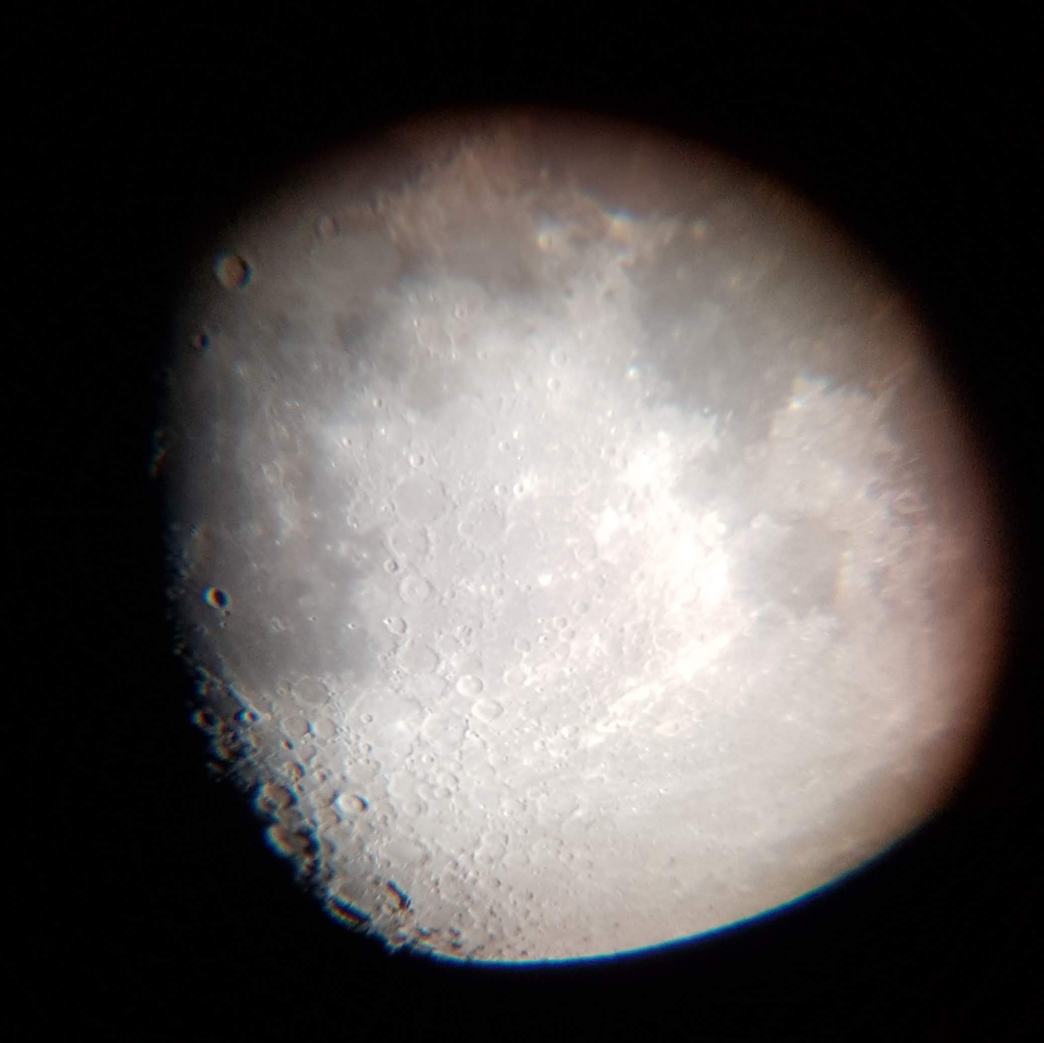 Lune observée le 15 octobre 2021 au 10mm sur notre téléscope, photographiée avec le téléphone mobile